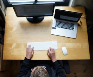 Cara Menghubungkan Dua Monitor ke Satu Laptop dengan Mudah